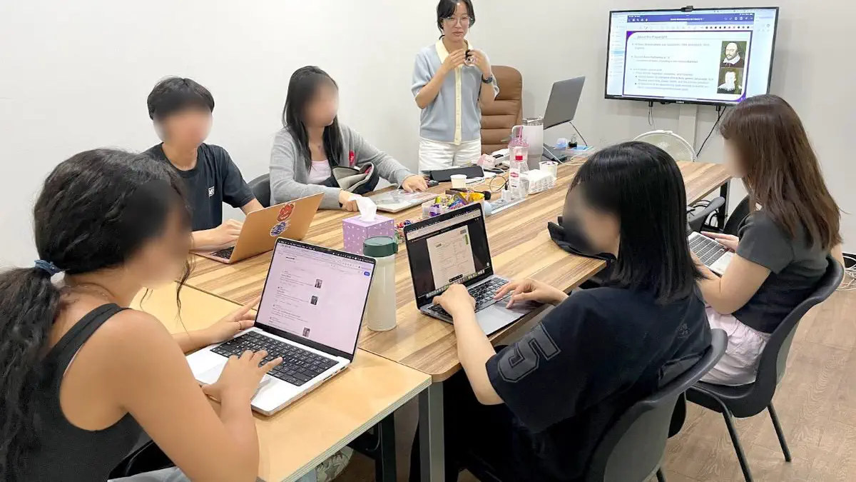 한 테이블에 둘러앉은 강민지 선생님의 소그룹 영어 수업