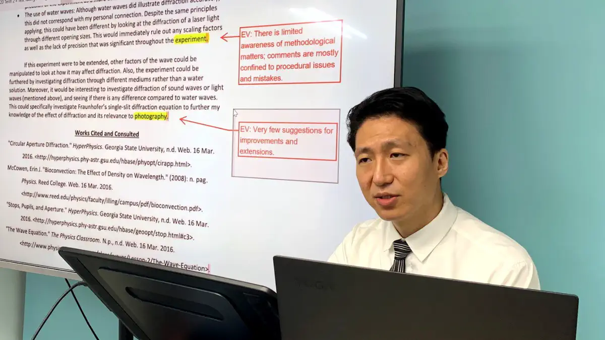 IA를 화면에 띄워 첨삭하며 실시간 온라인 물리 수업을 하는 김정환 선생님