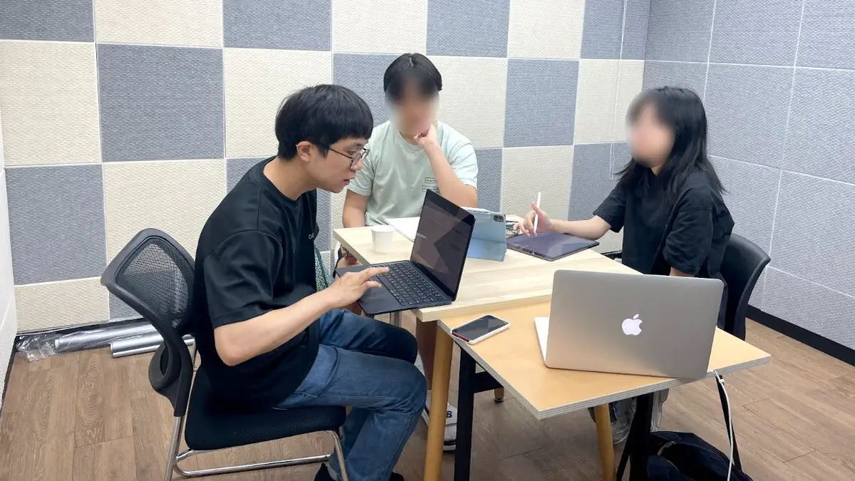 1:1 점검을 진행하는 조교